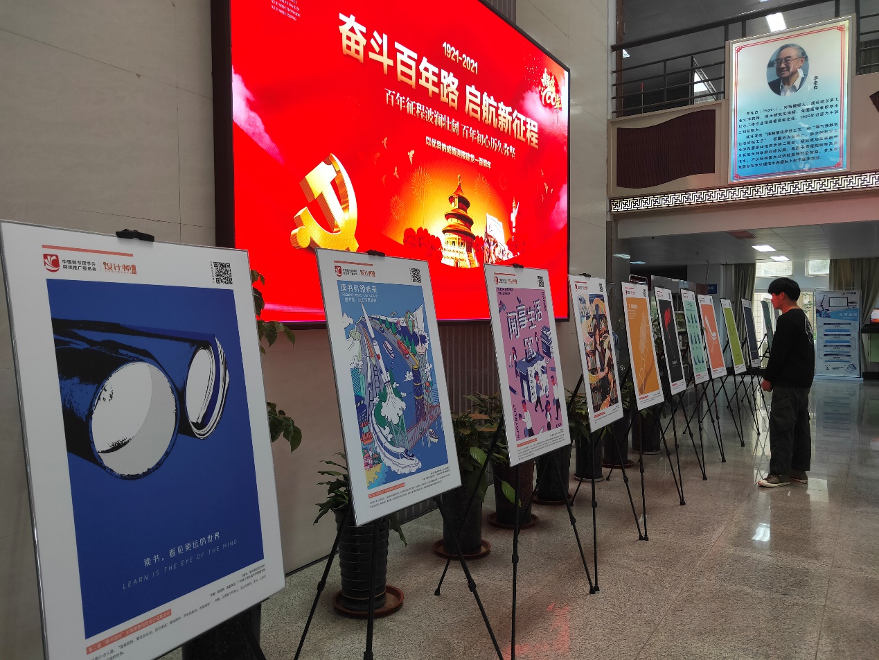 商店的门口前有贴海报描述已自动生成